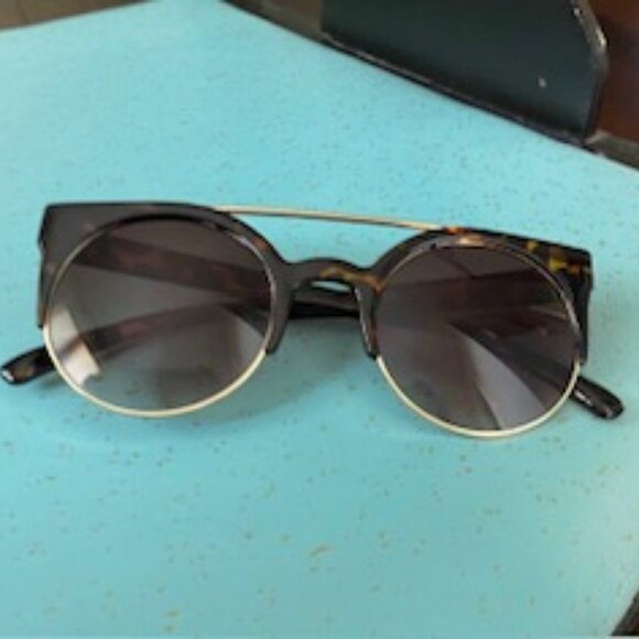 Sunglasses - free if added to a 2 item bundle - Picture 1 of 2